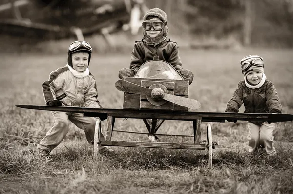 Aviators with handmade airplane — Stock Photo, Image