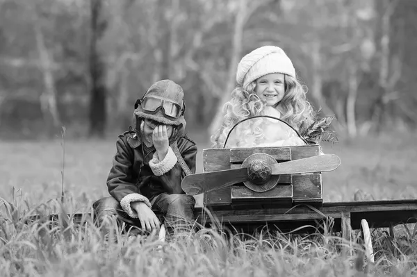 Pilota femminile e la sua amica — Foto Stock