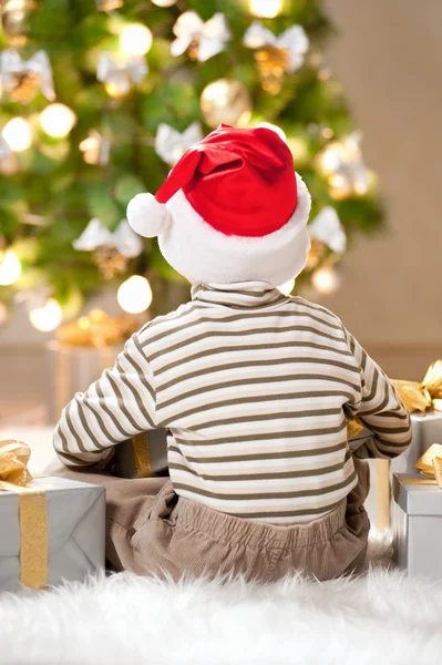 Niño con regalos — Foto de Stock