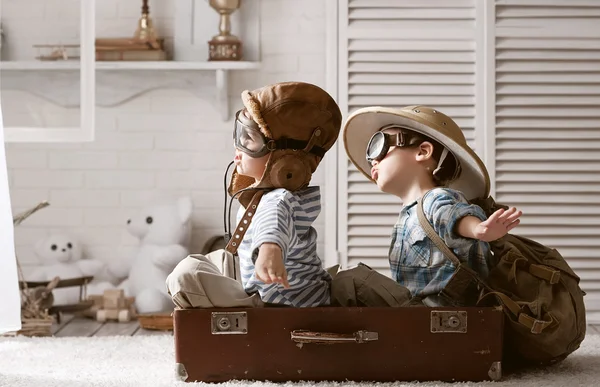 Niños preparándose para viajar —  Fotos de Stock