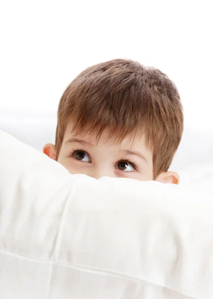 Junge im Bett — Stockfoto