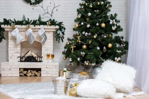 Julgran och öppen spis Royaltyfria Stockbilder