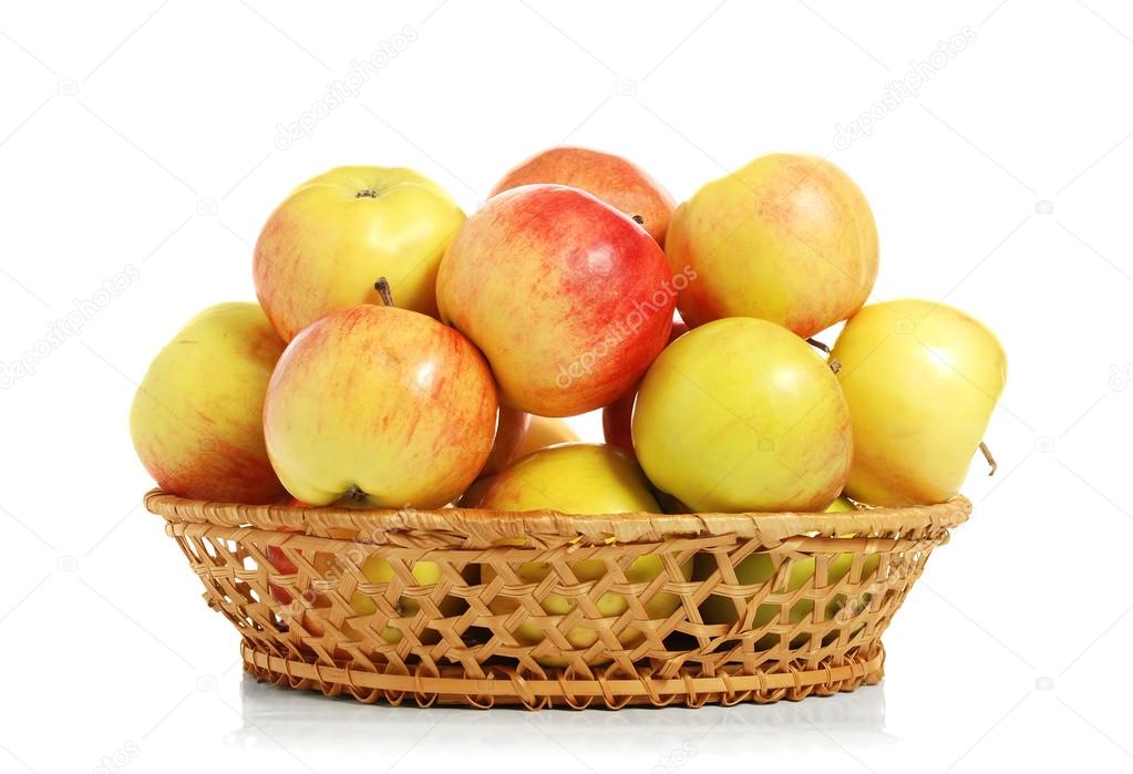 Ripe apples in a wum bowl