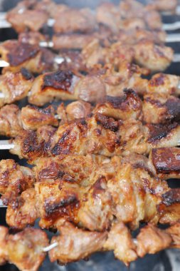 üzerinde şiş şiş kebap