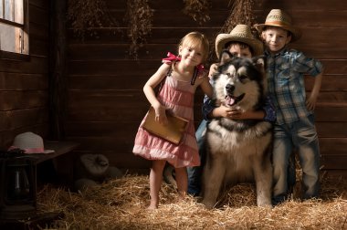 Üç küçük çocuk ile bir köpek