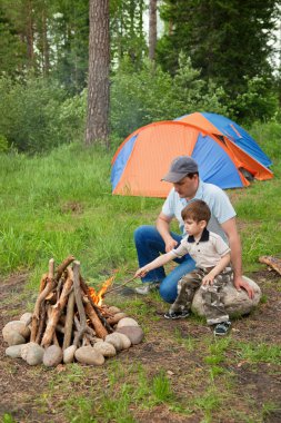Baba ve oğul sosis kızartma