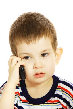 küçük çocuk telefon ile iletişim kurar.