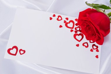 davetiye ile kırmızı gül