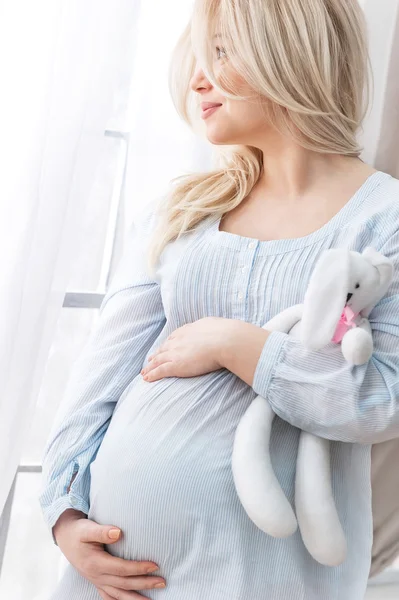 Mujer embarazada joven — Foto de Stock