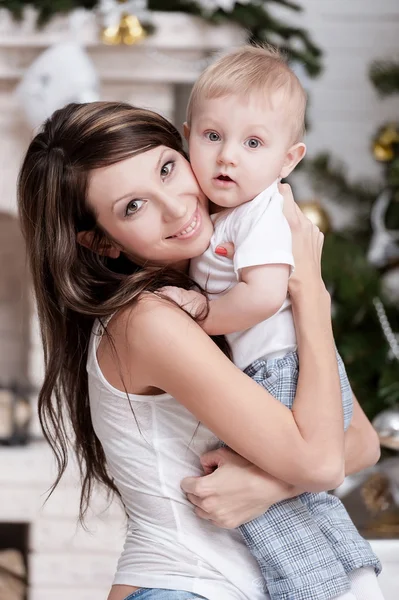 Gelukkige moeder met zoon — Stockfoto