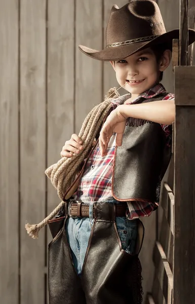 Poika pukeutunut cowboy — kuvapankkivalokuva