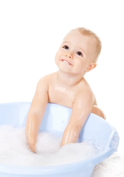 Маленький хлопчик купається в ванні з піною — стокове фото