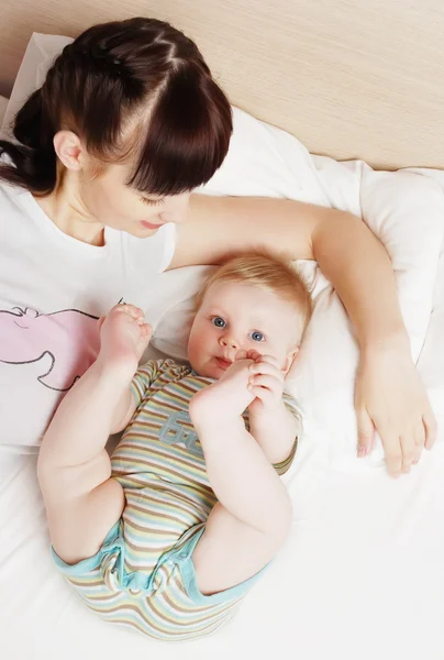 Mamá con el niño pequeño — Foto de Stock