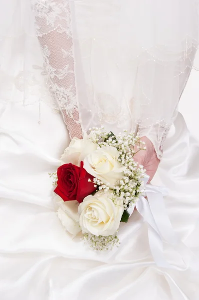 Bouquet entre les mains de la mariée — Photo