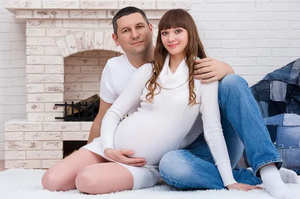 Casal esperando pelo bebê — Fotografia de Stock