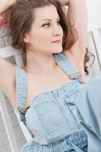 Meisje in jumpsuit — Stockfoto