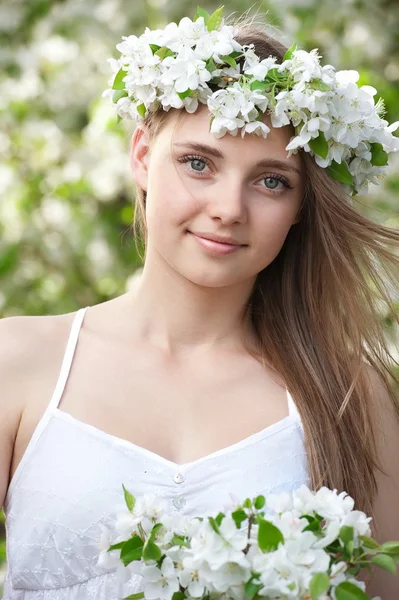 Girl in blossoming apple wreath — Stock Photo, Image