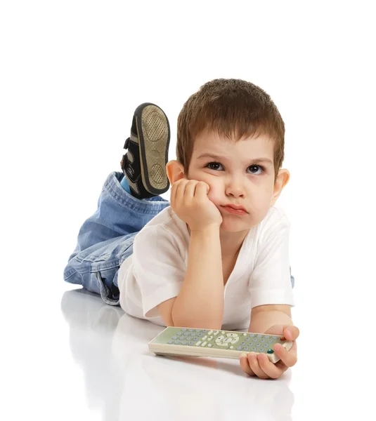 Kleine jongen trekt naar een control panel van de tv — Stockfoto