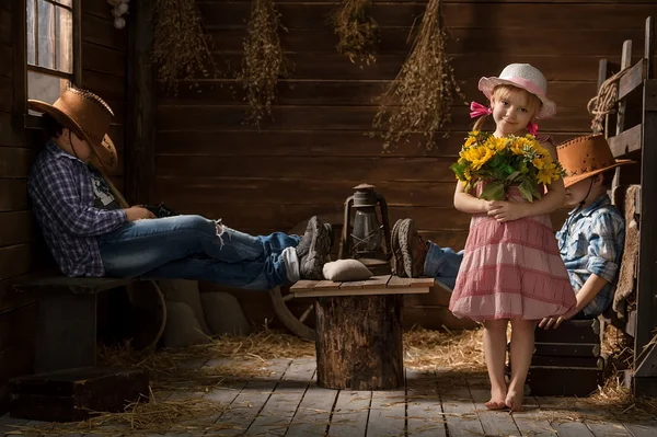 Tre små barn leker cowboys — Stockfoto