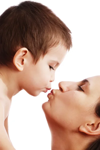 Mère et l'enfant s'embrassent — Photo