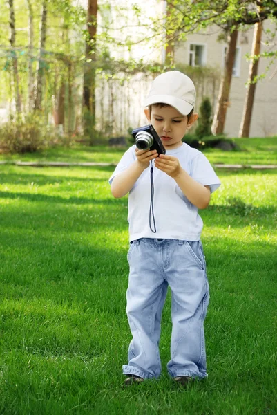 Junge mit der Kamera — Stockfoto