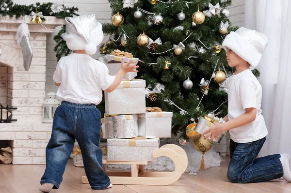 Niños con regalos —  Fotos de Stock
