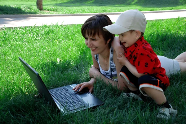 Moeder en kind met laptop — Stockfoto