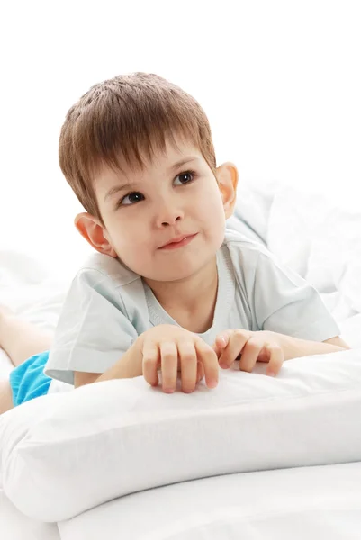 Junge im Bett — Stockfoto