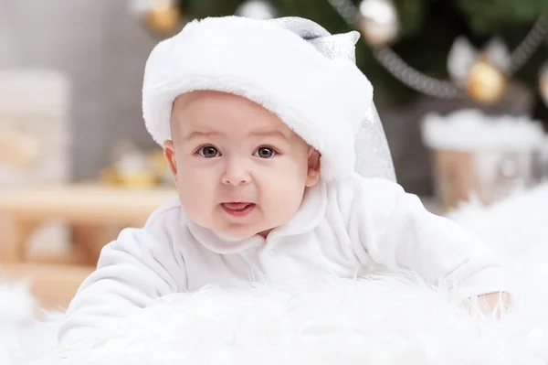 Kleiner Junge mit Weihnachtsmannmütze — Stockfoto