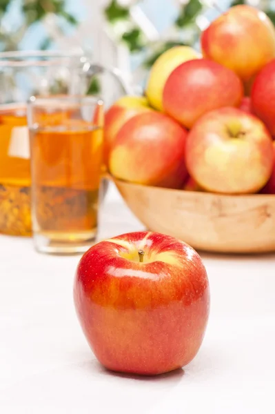 苹果汁和熟透了的苹果 — 图库照片