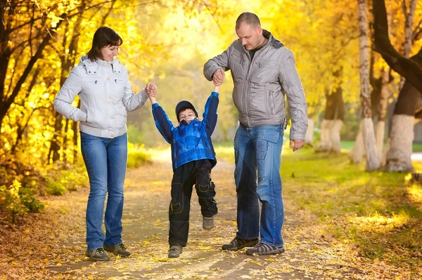 Família em um passeio em um dia de outono ensolarado — Fotografia de Stock