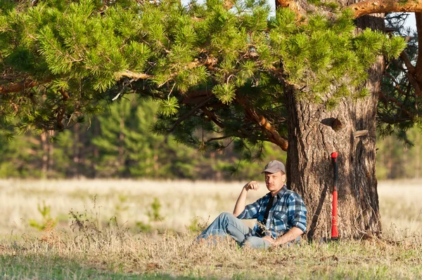 Hombre bajo el árbol —  Fotos de Stock