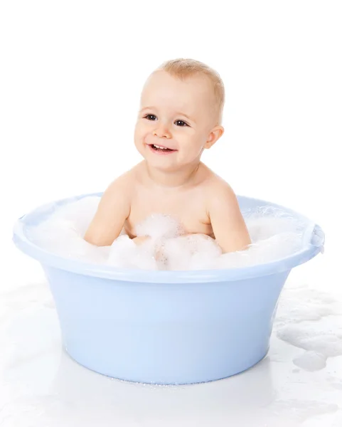 Kleine jongen baadt in een bad met schuim — Stockfoto