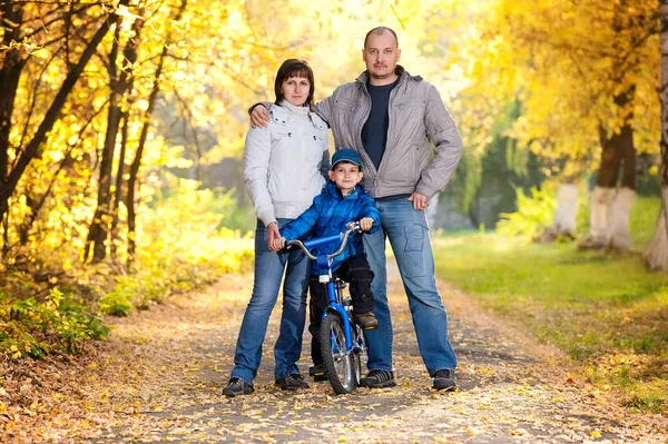 Family on a walk on a sunny autumn day — Stock Photo, Image