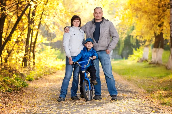 Familia en un paseo en un día soleado de otoño —  Fotos de Stock