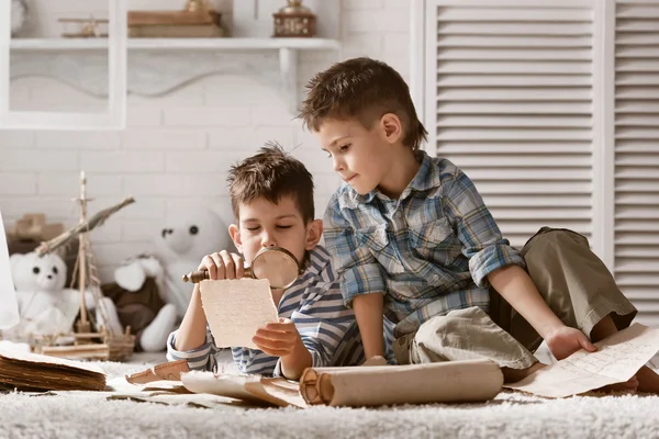 Niños viajeros estudiando mapas y libros — Foto de Stock