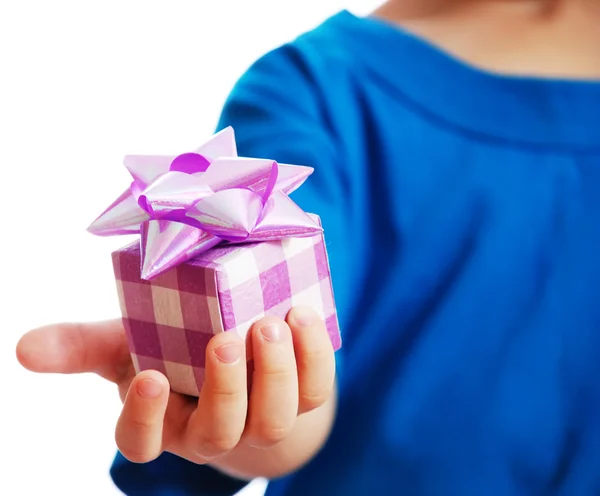 Il bambino con piccolo regalo — Foto Stock