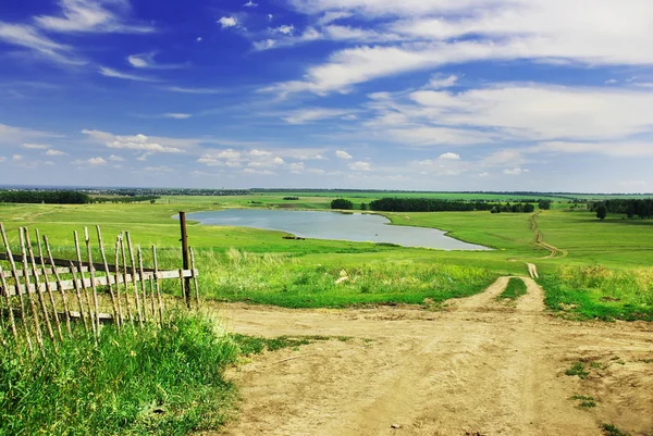 Veld en meer — Stockfoto