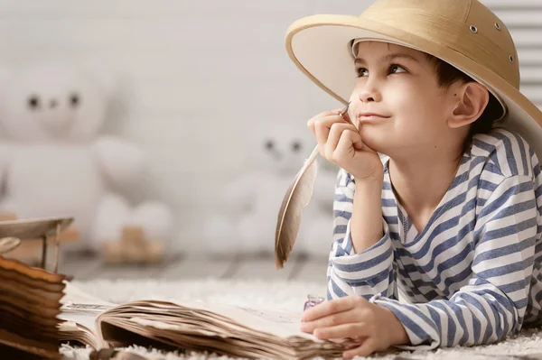 Studying boy traveler — Stock Photo, Image