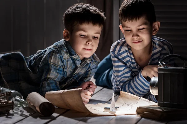 Boys travelers studying maps and  books — Stock Photo, Image