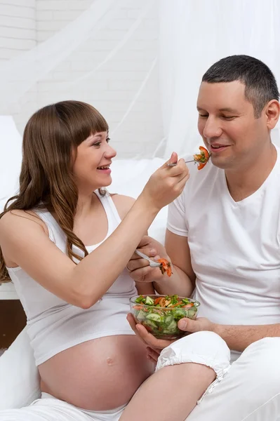 Casal esperando pelo bebê — Fotografia de Stock