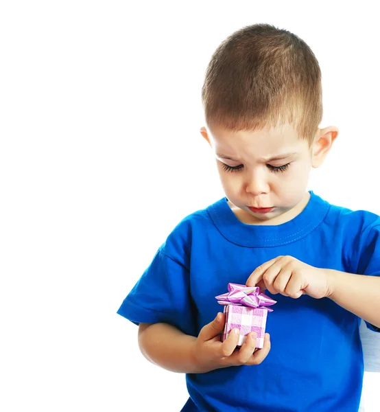 Menino com presente — Fotografia de Stock