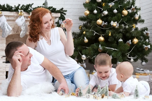 Família perto de árvore de natal — Fotografia de Stock