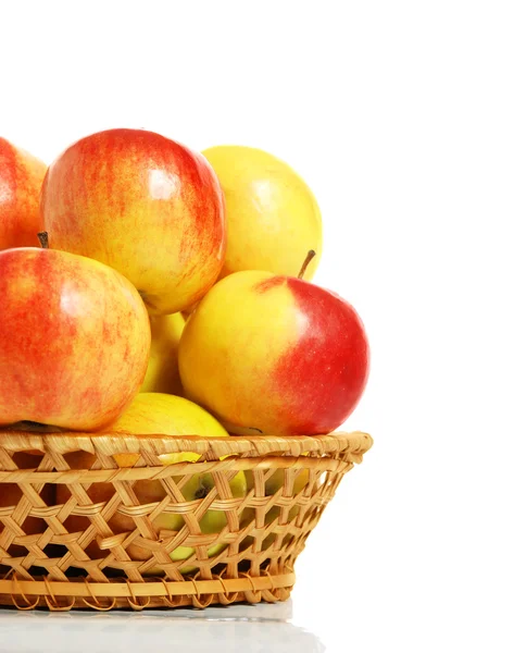 Manzanas maduras en un tazón wum — Foto de Stock