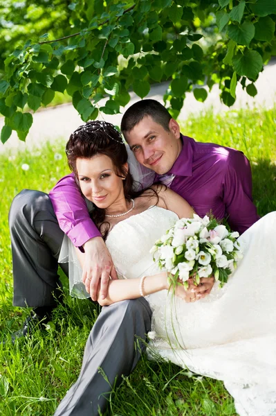 Groom and bride in park — Stock Photo, Image