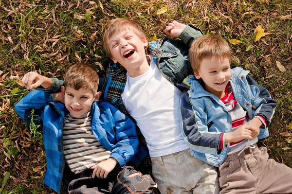 Chłopcy na trawie — Zdjęcie stockowe