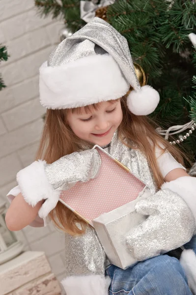 Meisje in de buurt van kerstboom — Stockfoto