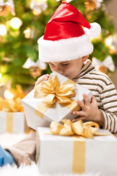 Niño con regalos — Foto de Stock