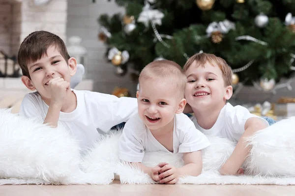 Tre små pojkar har roligt — Stockfoto
