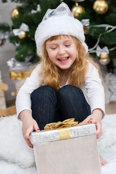Çocuk Noel ağacının altında — Stok fotoğraf